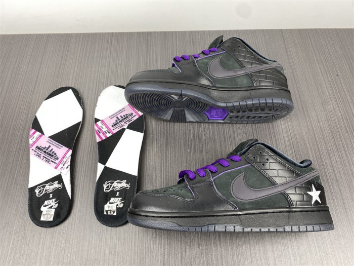 Familia x Nike SB Dunk Low “First Avenue” DJ1159-001